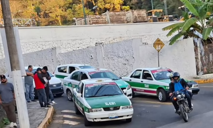 Chocan dos taxis en el semáforo de Xalapa 2000