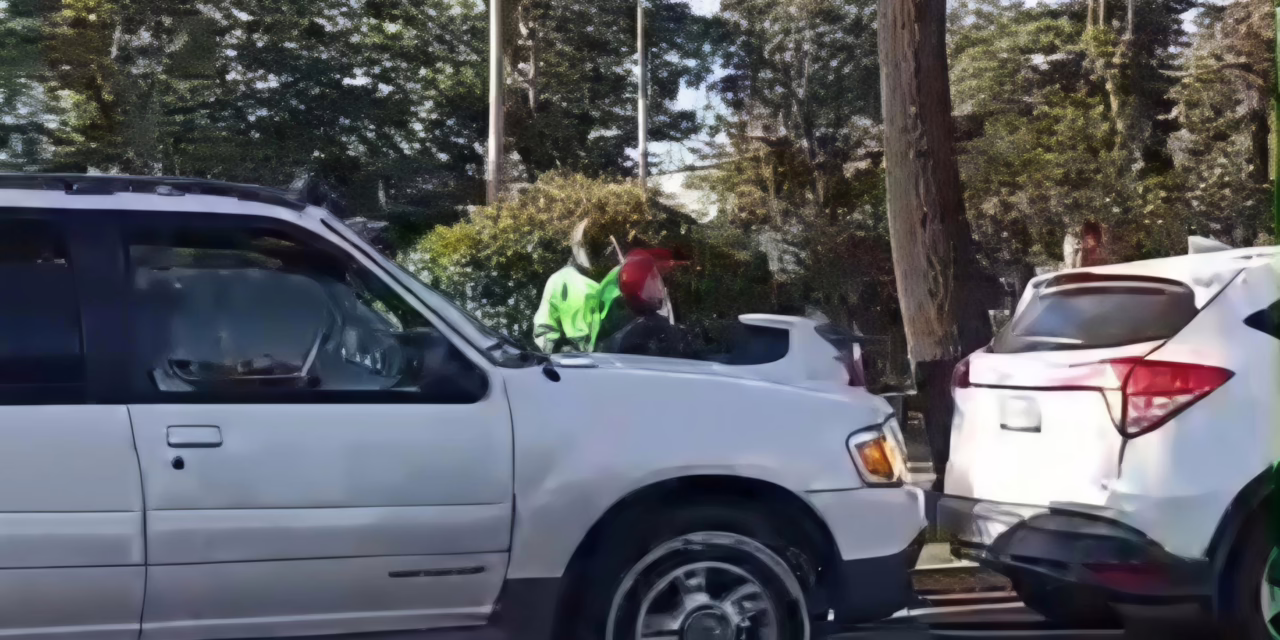 Choque por alcance en la avenida Lázaro Cárdenas genera caos vial