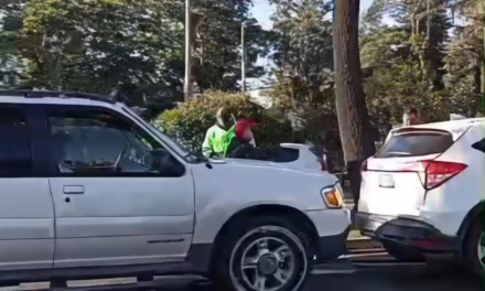 Choque por alcance en la avenida Lázaro Cárdenas genera caos vial