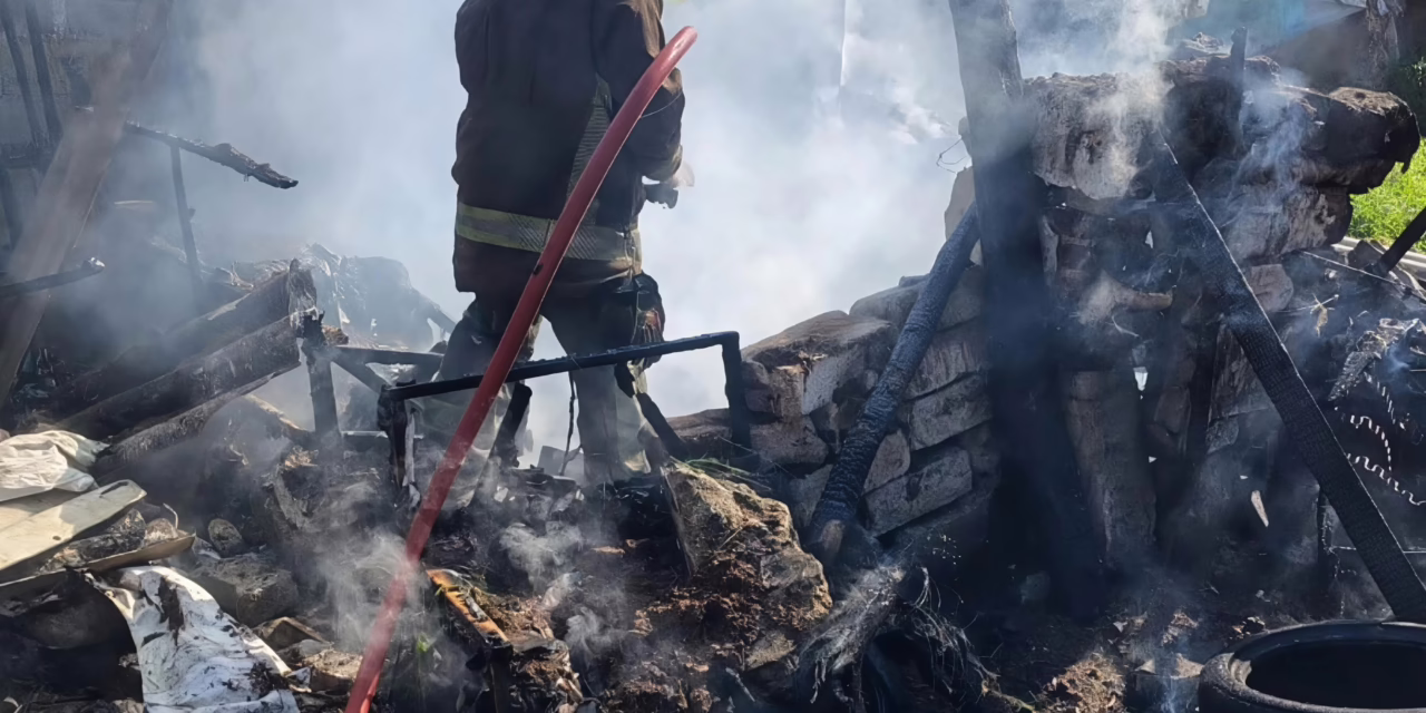Incendio consume vivienda en la colonia El Moral; Bomberos logran sofocar el fuego