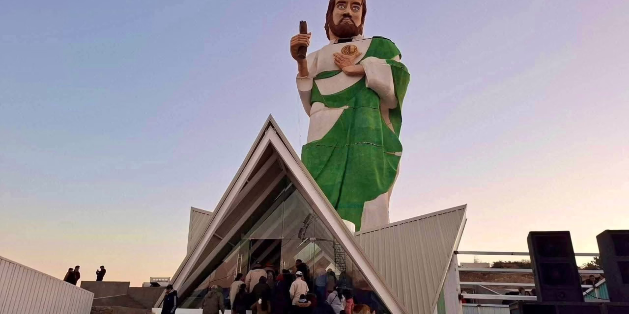 Monumental y polémica! Una escultura de más de 30 metros de San Judas Tadeo en Puebla