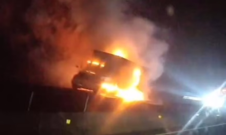 Incendio de tractocamión en el Libramiento de Xalapa durante la madrugada