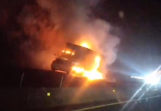 Incendio de tractocamión en el Libramiento de Xalapa durante la madrugada