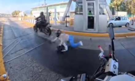 VIDEO:SE PASARON SIN PAGAR LA CASETA… Y ACOMPAÑANTE CAE AL SUELO