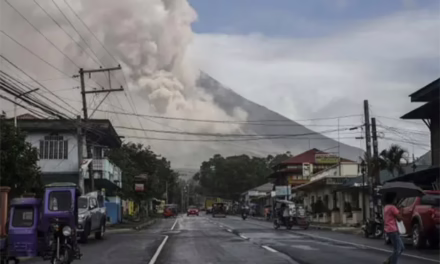 Alerta por erupciones del volcán Mayon en Filipinas; evacuan a miles Volcán