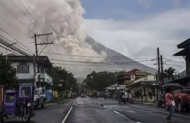 Alerta por erupciones del volcán Mayon en Filipinas; evacuan a miles Volcán