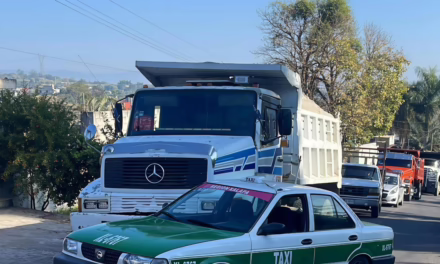 Choque entre taxi y volteo en la avenida Chedraui Caram deja dos lesionados