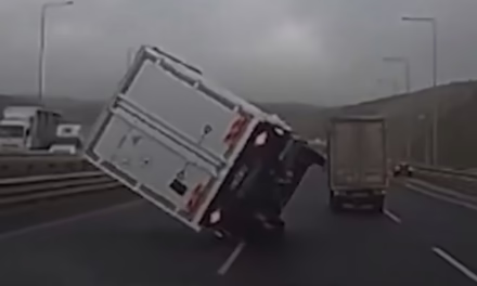 Video:Ráfagas de viento provocaron el volcamiento de varios camiones en Turquía