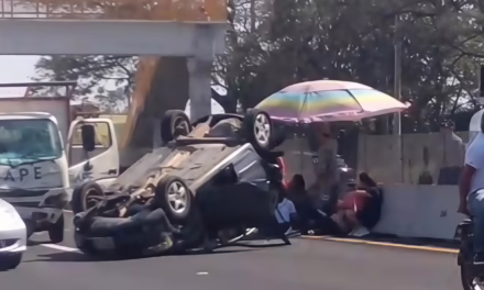 Volcadura en la Veracruz–Cardel genera bloqueo parcial a la altura de El Renacimiento