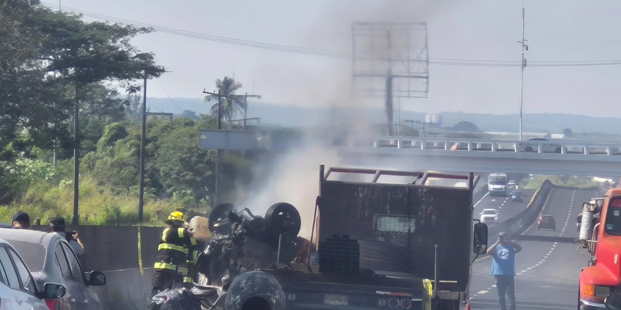 Se incendia vehículo tras volcadura en la Veracruz–Cardel; reportan menores lesionados