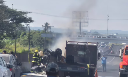 Se incendia vehículo tras volcadura en la Veracruz–Cardel; reportan menores lesionados