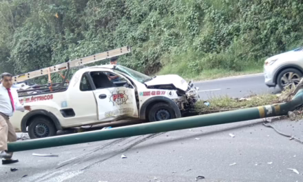 Vehículo de empresa derriba luminaria en la Xalapa–Coatepec; se registra intenso tráfico