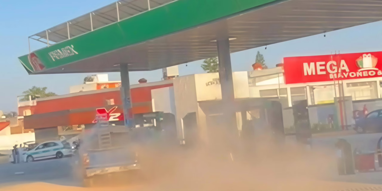 Susto en gasolinera de Lázaro Cárdenas: Vehículo se incendia junto a bombas de despacho