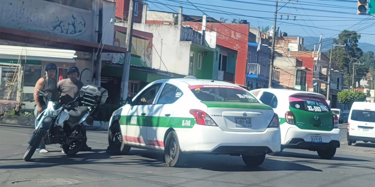 Taxi y motociclista involucrados en percance esta mañana en Xalapa