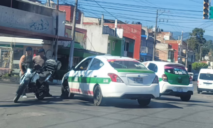 Taxi y motociclista involucrados en percance esta mañana en Xalapa