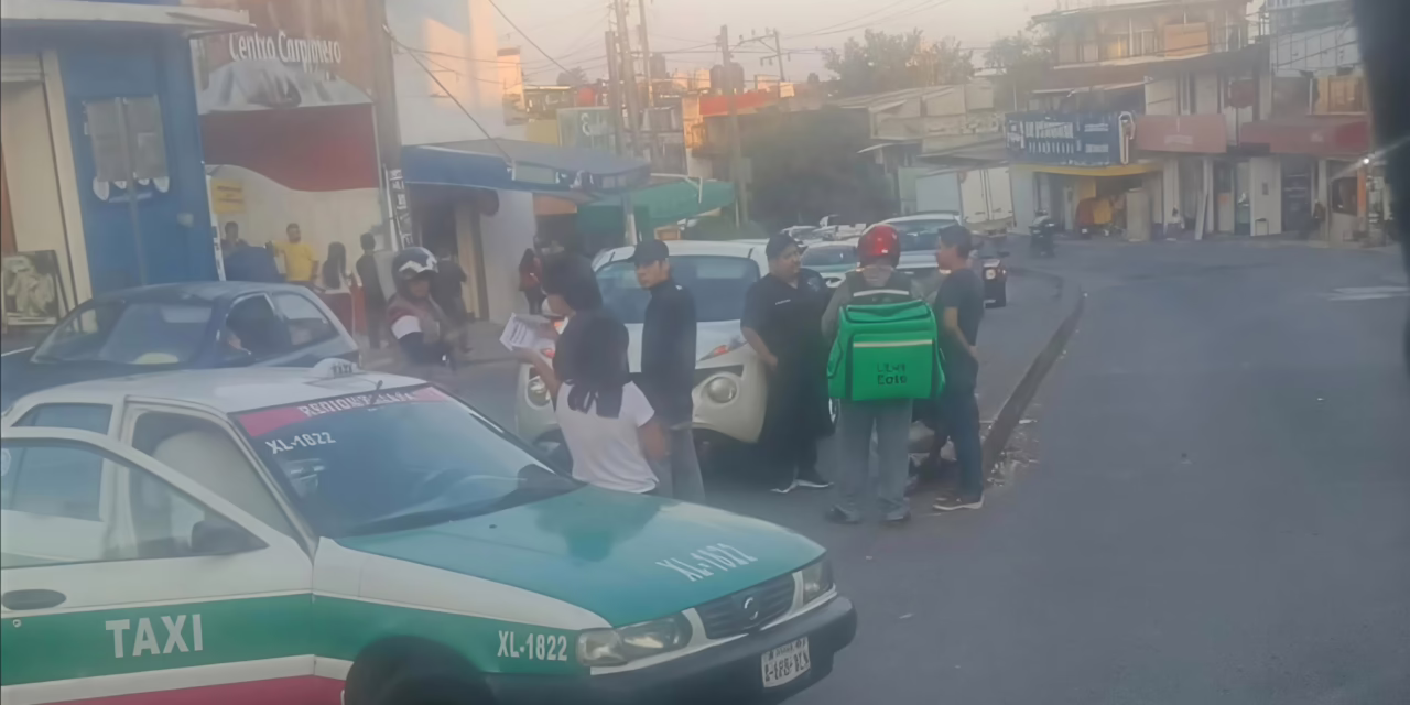 Choque entre taxi y motocicleta en la avenida Chedraui Caram