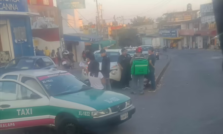 Choque entre taxi y motocicleta en la avenida Chedraui Caram