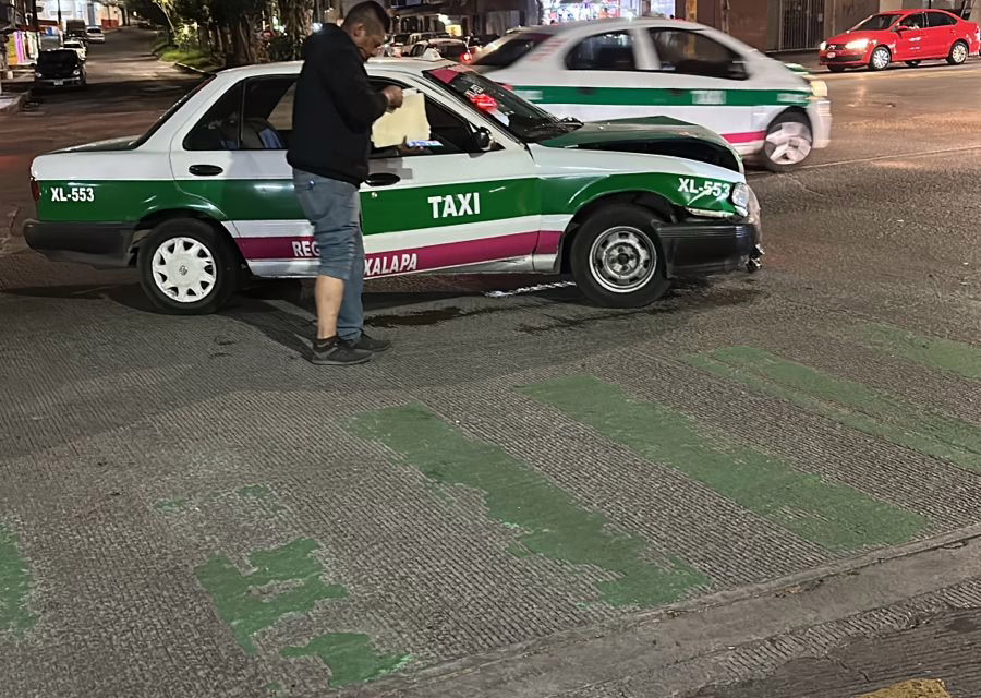 Choque en la Av. Ruiz Cortines: Taxi y camioneta JAC colisionan en la esquina con Acueducto