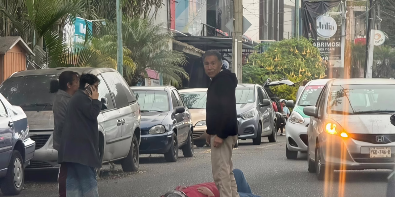 Accidente en la colonia Obrero Campesina: Motociclista lesionado frente a la estación de Bomberos