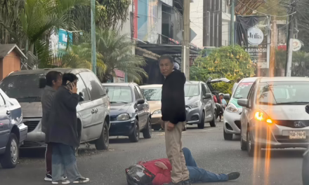 Accidente en la colonia Obrero Campesina: Motociclista lesionado frente a la estación de Bomberos