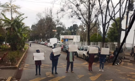 Trabajadores de limpieza se manifiestan afuera del CAE