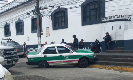 Taxi se impacta contra cuartel de la policía en San José tras ser colisionado