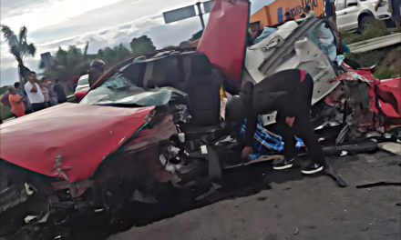 Remolque de tráiler se desprende e impacta a vehículo particular en la entrada a Cardel