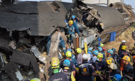 Video:Grúa cayó sobre un tren en Tailandia, 32 personas fallecieron