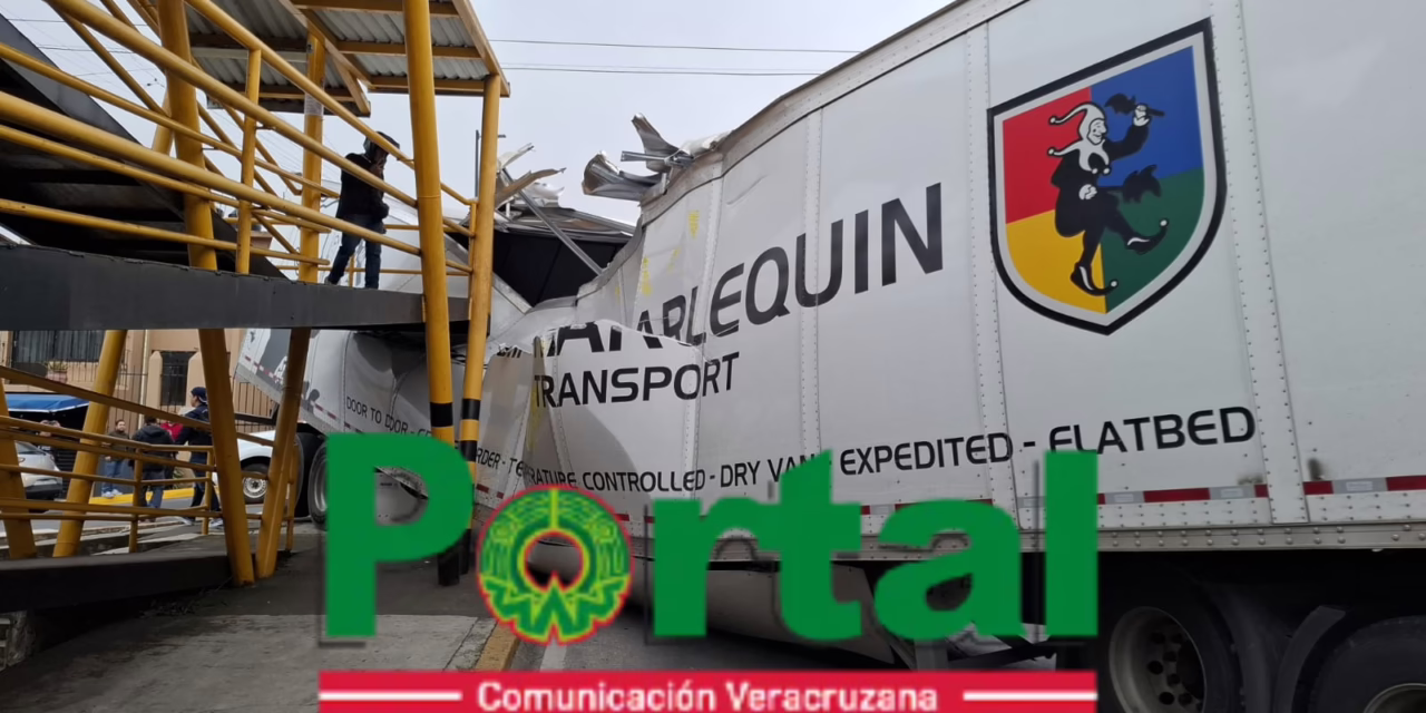 Tráiler impacta estructura de puente peatonal en la Av. Lázaro Cárdenas