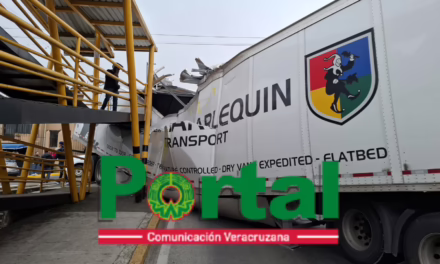 Tráiler impacta estructura de puente peatonal en la Av. Lázaro Cárdenas