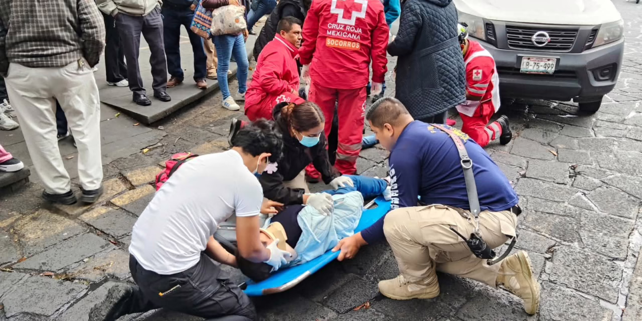 Atropellan a dos mujeres en el centro de Coatepec; fueron trasladadas de urgencia