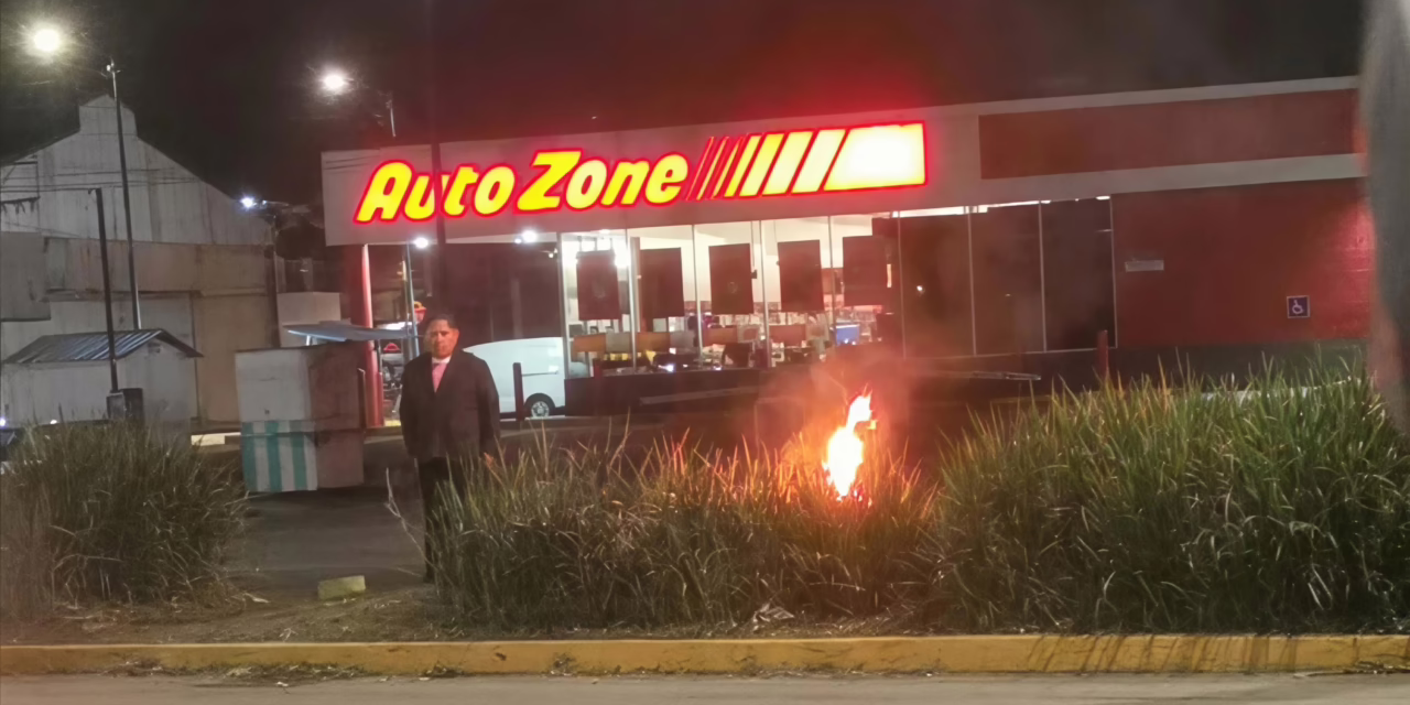 Video:Reportan incendio provocado en el camellón de la Avenida Lázaro Cárdenas