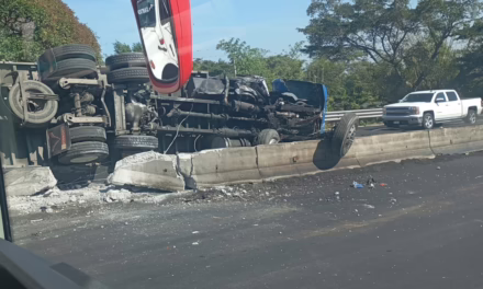 Volcadura de tractocamión paraliza parcialmente la carretera Xalapa-Veracruz