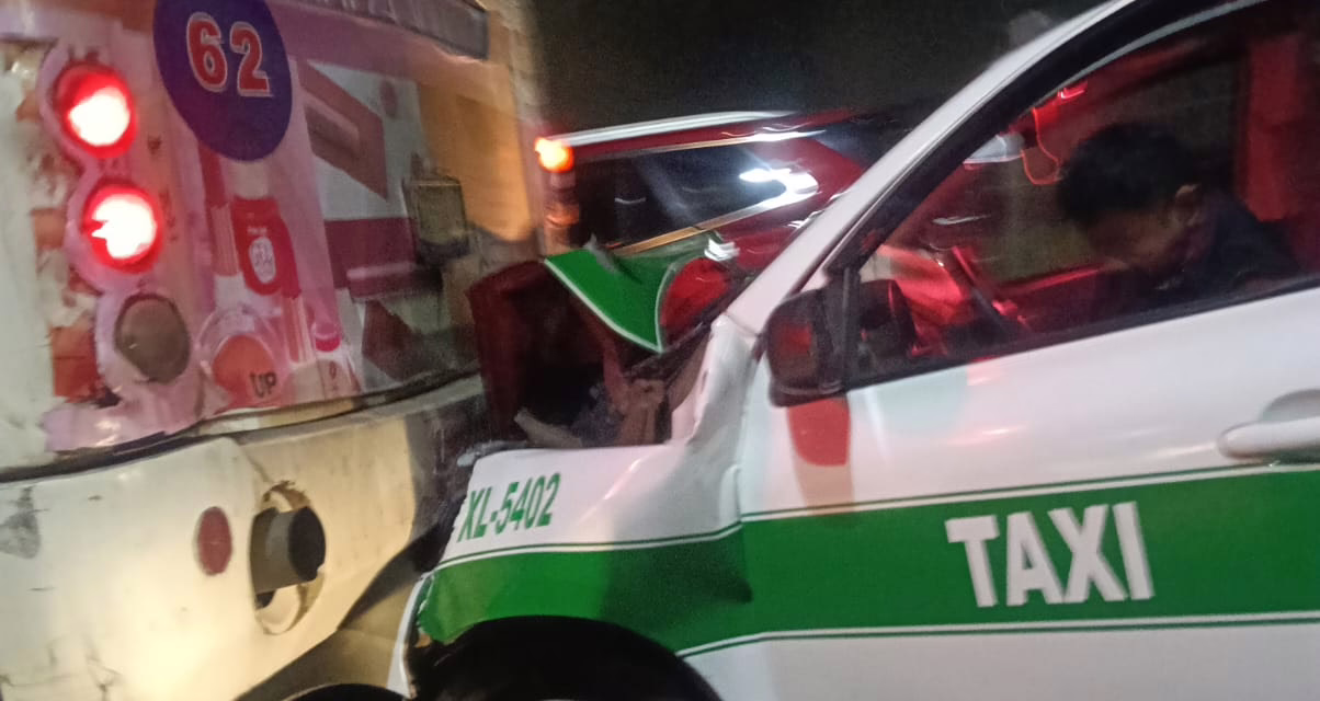 Choque en la Avenida Araucarias: Taxi se impacta contra camión urbano