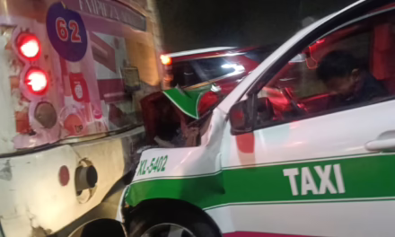 Choque en la Avenida Araucarias: Taxi se impacta contra camión urbano
