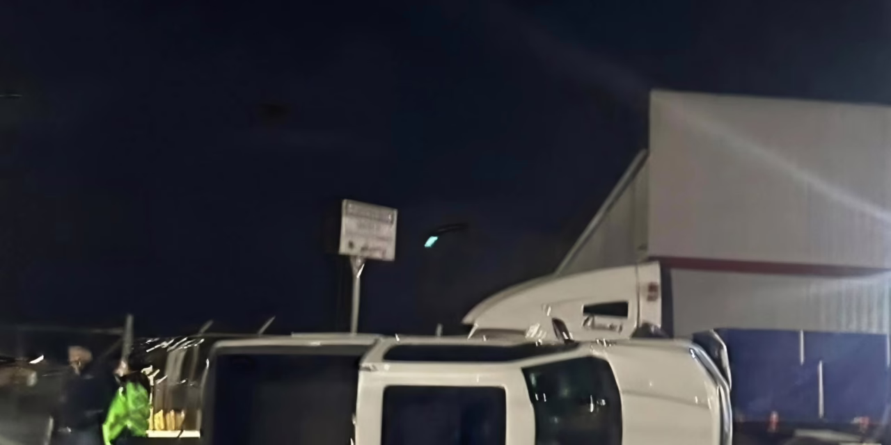 Vuelca camioneta frente a Plaza Pradera; movilización en la Las Trancas-Coatepec