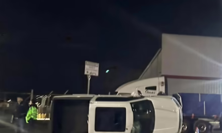 Vuelca camioneta frente a Plaza Pradera; movilización en la Las Trancas-Coatepec