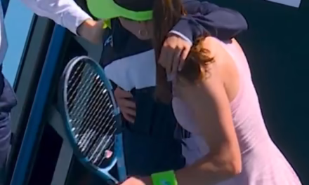 Video: Una recogepelotas se desmaya en el Abierto de Australia por el calor