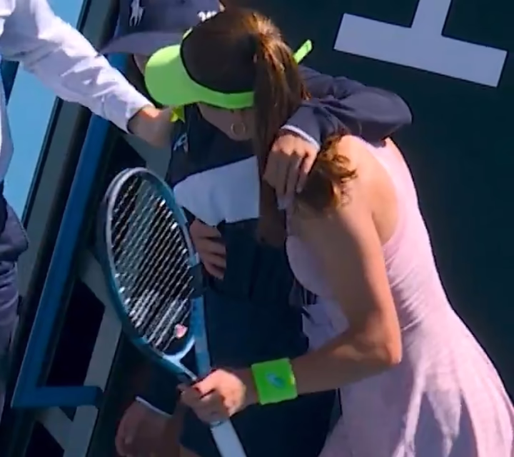 Video: Una recogepelotas se desmaya en el Abierto de Australia por el calor