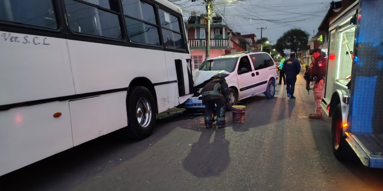 Colisión entre camioneta y autobús de la línea SUX moviliza a Bomberos en la Carolino Anaya
