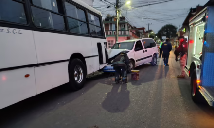 Colisión entre camioneta y autobús de la línea SUX moviliza a Bomberos en la Carolino Anaya