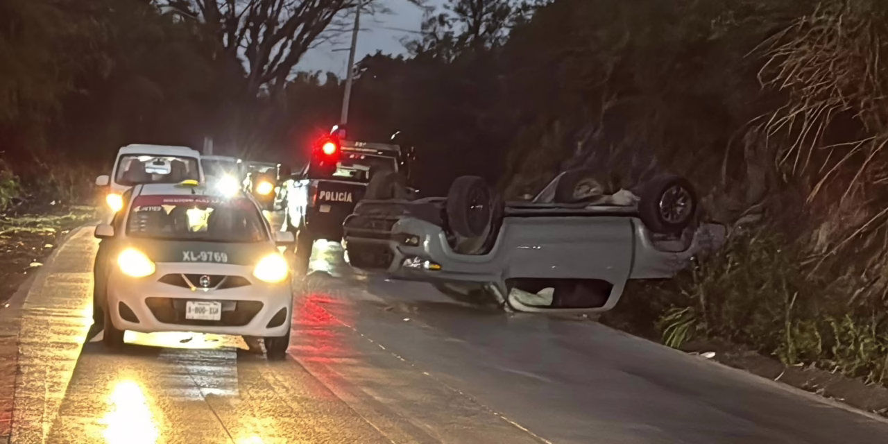 Familia sobrevive a volcadura en la carretera Las Trancas-Coatepec