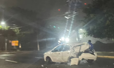 Automovilista choca contra un árbol frente al Hotel Fiesta Inn; unidad queda destrozada