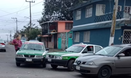 Choque entre taxis bloquea la calle Río Bravo en Xalapa