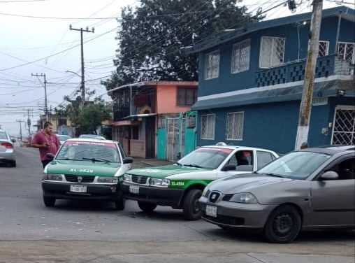 Choque entre taxis bloquea la calle Río Bravo en Xalapa