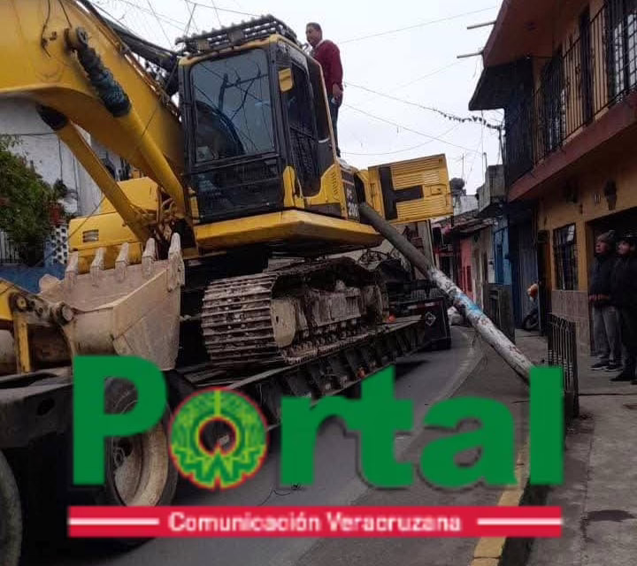 Tractocamión derriba poste en San Marcos y bloquea parcialmente la cerrada la carretera Coatepec -Xico