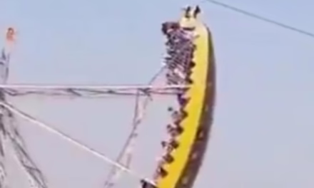 Video:Columpio gigante tipo “Dragon Swing” se derrumbó en feria de la India