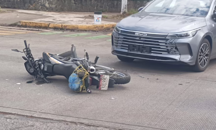 Motociclista lesionado tras accidente en Av. Ruiz Cortines, frente a Soriana
