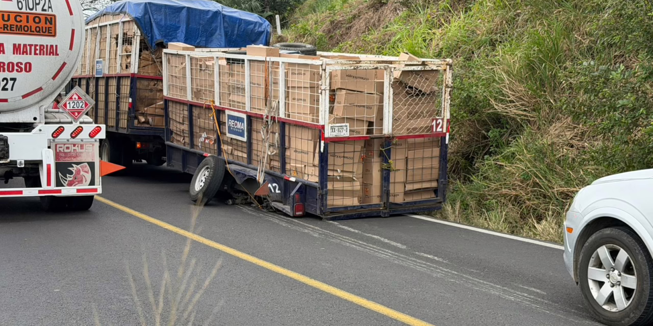 Desprendimiento de eje en la carretera 180 Cardel- Poza Rica, cerca de Laguna Verde