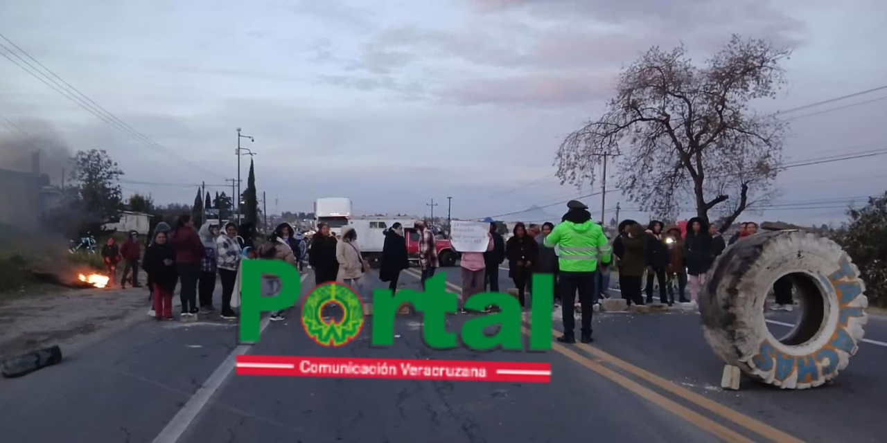 Bloqueo en la carretera federal Perote-Xalapa: Padres de familia exigen maestros
